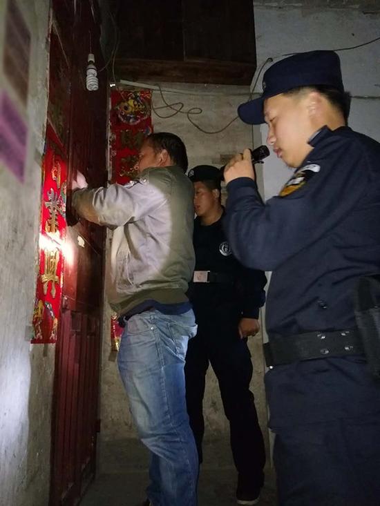 回龙镇粗心妈妈误将幼女锁家中 