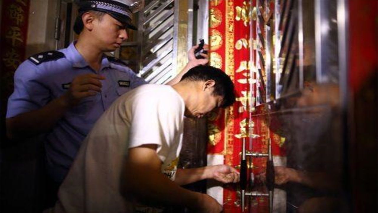 回龙镇请开锁师傅开了锁后，师傅